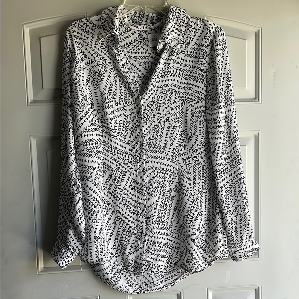 Cabi Women's Black and White Patterned Top w/split back - Small
